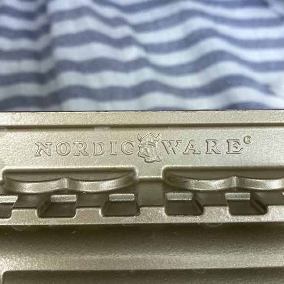 Nordic Ware train cake pan - Picture 3 of 6